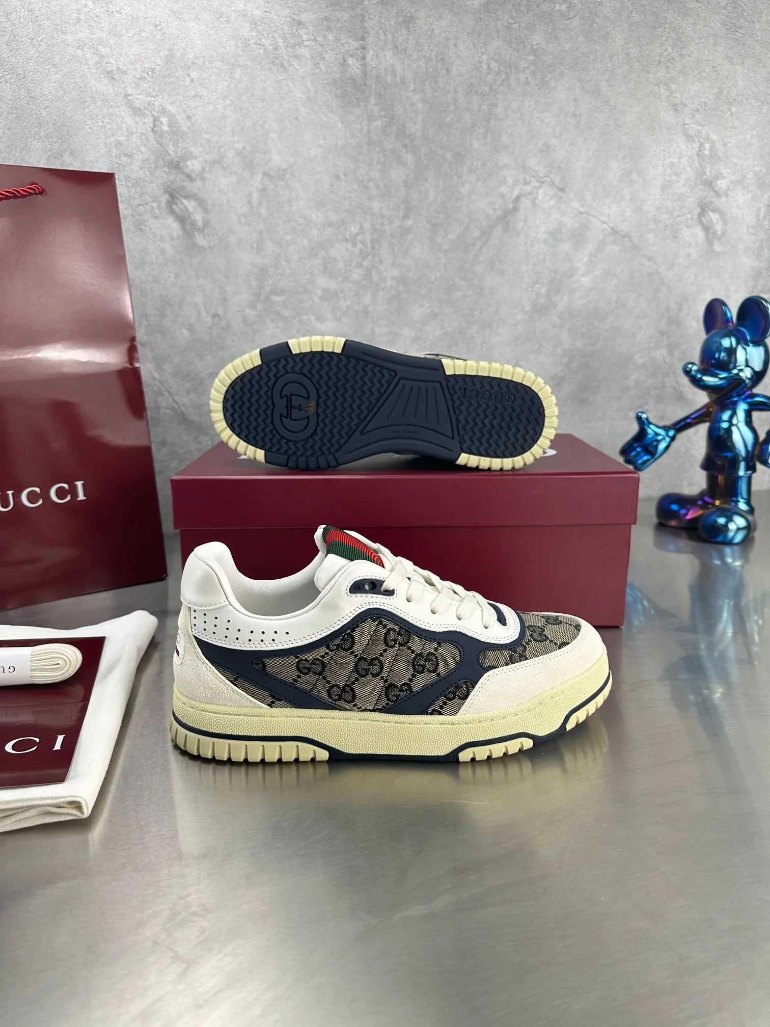 👟👟Ex-factory price 600👟👟 Gucci's latest hot-selling series of high and low-cut distressed couple's sneakers are shipped. The original version is purchased, developed and manufactured. This high-low top sneaker adopts a basketball-style silhouette design, cleverly integrated with hollow panels and distressed effects, showing its unique ingenuity. The ingenuity incorporates brand logo details such as interlocking Double G styling accessories and Gucci lettering, a low-key tribute to the brand's design heritage. Exquisite packaging at the delivery counter 🛍📦 ▪️ Fabric: Original customized imported first-layer cowhide ▪️ Inner lining: Imported first-layer cowhide ▪️ Sole: Original molded TPU sole ▪️ Sole thickness: 3cm ▪️ Size: 35-46 (Male 38 46 customized)